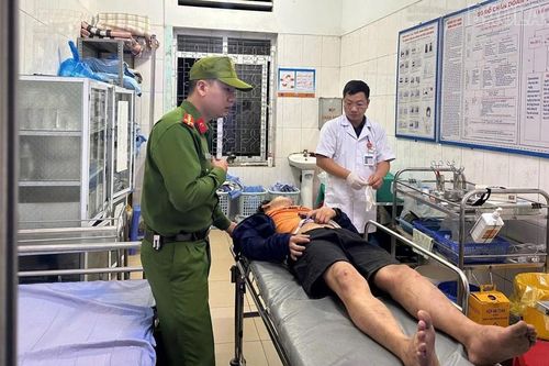 Giải cứu nam thanh niên lao xe rơi xuống vực trong đêm ở Lào Cai