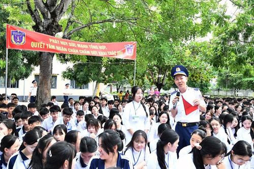 Tháng cao điểm chống khai thác IUU:Cảnh sát biển về trường học tuyên truyền chống khai thác IUU