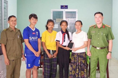 Nhặt được hai điện thoại trị giá hơn 50 triệu đồng, ba học sinh tìm người trả lại