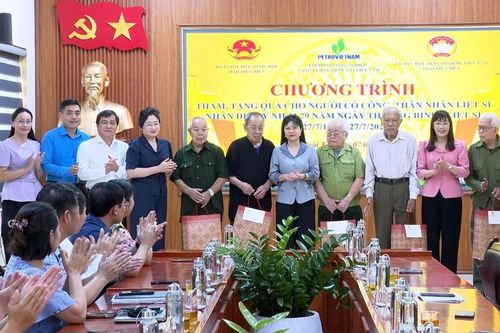 Đoàn ĐBQH tỉnh Điện Biên tri ân người có công, thân nhân liệt sĩ