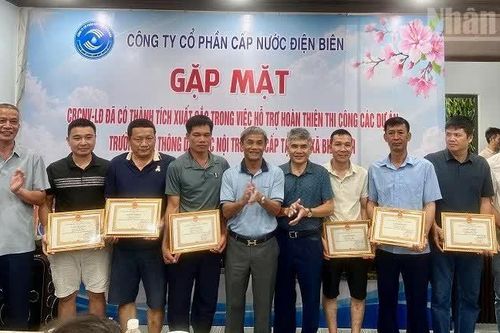 Điện Biên: Khen thưởng công nhân tích cực góp sức hoàn thành các trường phổ thông nội trú liên cấp