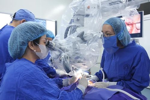 Bé trai 12 tuổi dị tật tai bẩm sinh, cholesteatoma phá hủy xương chũm