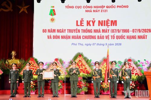 Nhà máy Z121 (Tổng cục Công nghiệp Quốc phòng) đón nhận Huân chương Bảo vệ Tổ quốc hạng Nhất