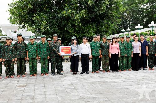 Điện Biên: Đoàn đại biểu Quốc hội tỉnh thăm, tặng quà lực lượng thực hiện 'Chiến dịch 500 ngày đêm'