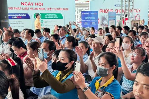 Công an TPHCM hướng dẫn công nhân phòng tránh lừa đảo