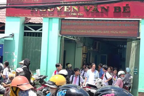 Nhiều trường chưa tổ chức bán trú, phụ huynh vất vả đón con giữa trưa