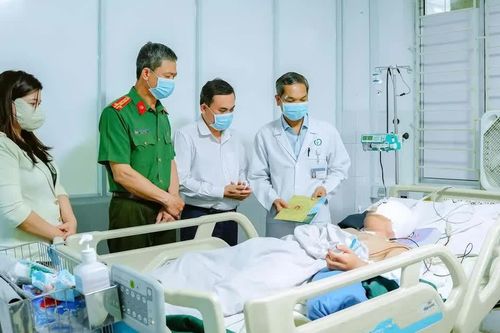Lãnh đạo UBND TP Đồng Nai thăm hỏi người chồng trong vụ án 3 mẹ con bị sát hại