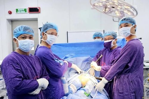 Trượt ngã, cụ bà 98 tuổi gãy cổ xương đùi phải thay khớp háng