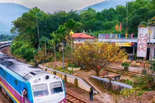 Vé tàu Tết lên kệ, người mua không còn chen chân ở ga