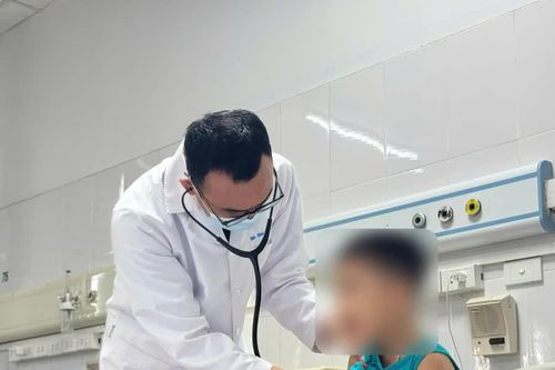 Bé trai 4 tuổi sốt 40 độ C liên tục, phát hiện nhiễm Adenovirus