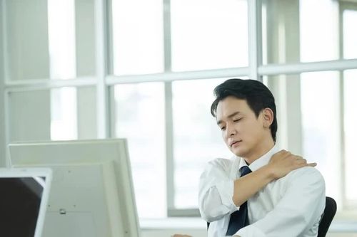 Hai thay đổi nhỏ giúp dân văn phòng thoát nỗi lo bệnh cột sống