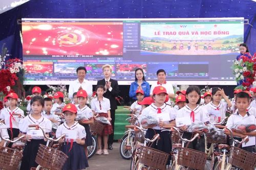 200 học sinh khó khăn ở xã Kỳ Thượng nhận xe đạp và quà đầu năm học mới