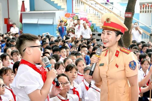 Tạo lập thói quen chấp hành an toàn giao thông cho học sinh