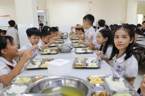 Học sinh chia sẻ về bữa ăn bán trú đầu tiên ở trường
