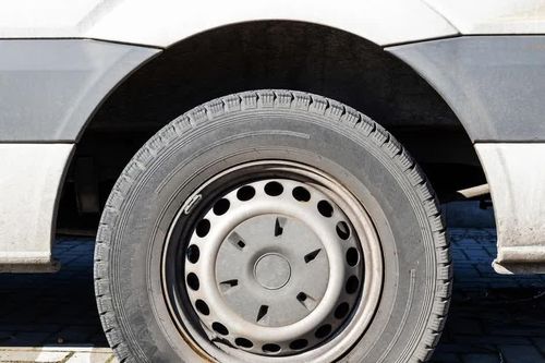 So sánh ưu nhược điểm giữa vá lốp bằng keo và dán miếng đối với xe ô tô