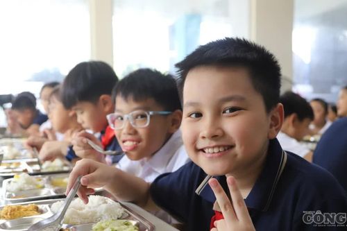 Cận cảnh bữa cơm bán trú đầu tiên của học sinh Thủ đô sau tinh gọn trường học