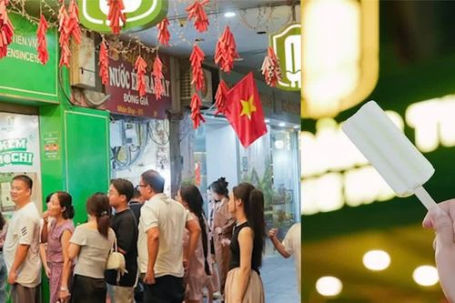 Người dân rủ nhau xếp hàng ăn kem Tràng Tiền trước ngày đóng cửa