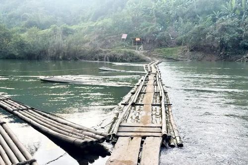 Chủ tịch Lạng Sơn yêu cầu chấm dứt việc học sinh đi bè, mảng qua sông đến trường