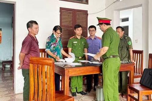 Khởi tố nguyên bí thư và trưởng thôn bán đất trái thẩm quyền