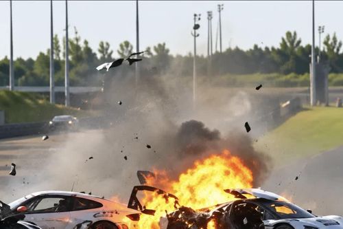 Tay đua bỏ cuộc đua, lao vào chiếc Ferrari bốc cháy cứu đối thủ