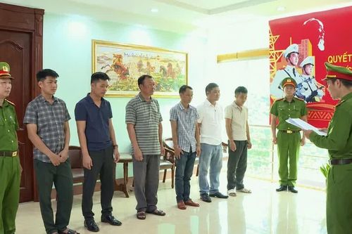 9 cán bộ bảo vệ rừng ở Đắk Lắk nhận tiền để cho hàng trăm khối gỗ qua chốt