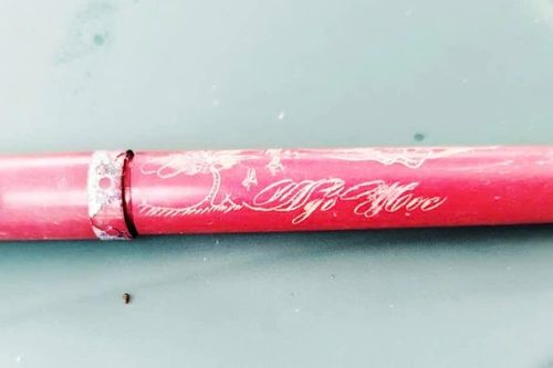 Phát hiện cây bút khắc tên 'Ngô Học' trong mộ liệt sĩ