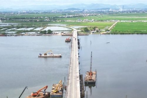 Hình ảnh đập ngăn mặn từng lớn nhất Đông Nam Á được sửa chữa khẩn cấp