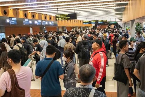 Núi lửa ở Indonesia phun trào, 170.000 người mắc kẹt