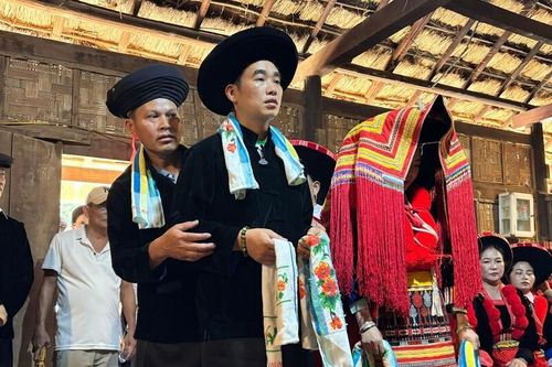 Lạ mắt lễ cưới người Dao Đỏ với tục chọn số lẻ, trừ tà, bái tổ tiên