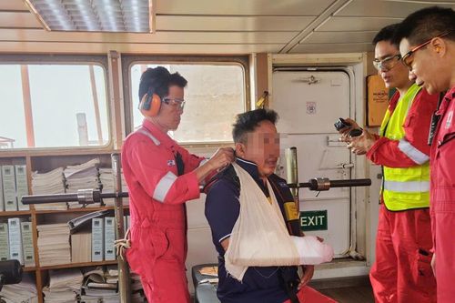 Các bác sĩ tại mỏ Đại Hùng cứu ngư dân gặp tai nạn trên tàu cá