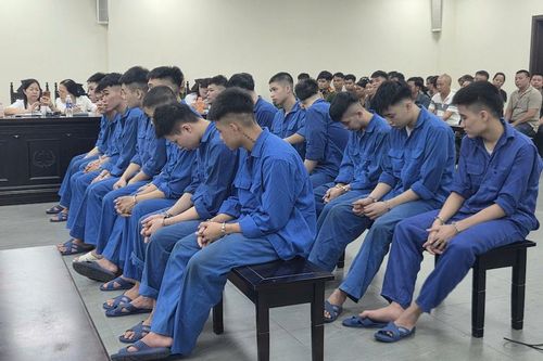Hàng chục thanh niên mang kiếm, gạch rượt đuổi, chém nhau trong đêm ở Hà Nội