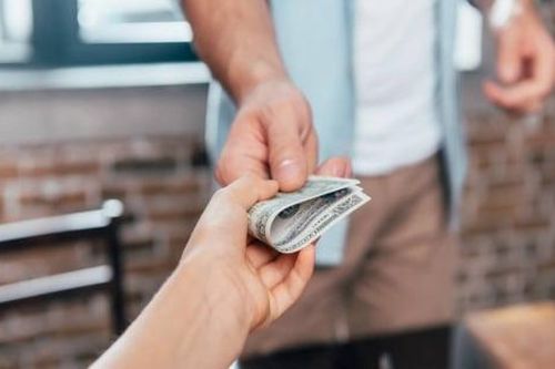Cha mẹ cho con tiền: 2 thời điểm nên mạnh tay, 2 lúc càng cho càng hại