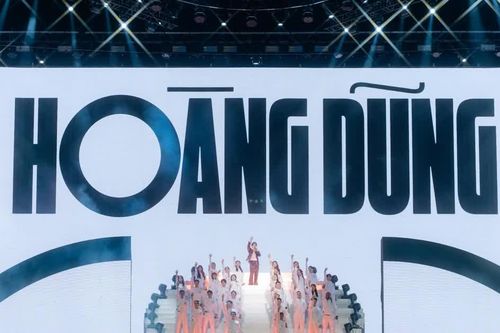 Hoàng Dũng khóc xúc động trước 11.000 khán giả tại đêm nhạc Xoay Tròn Day 3