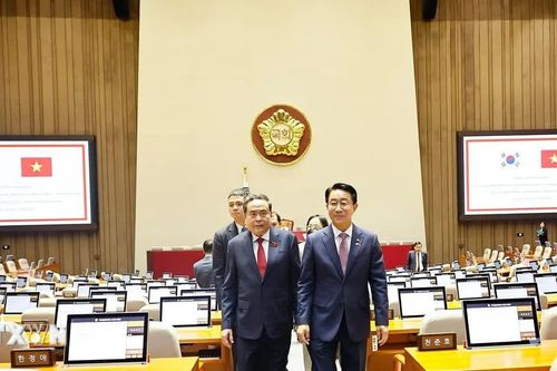 Chủ tịch Quốc hội Trần Thanh Mẫn tham quan phòng họp của Quốc hội Hàn Quốc