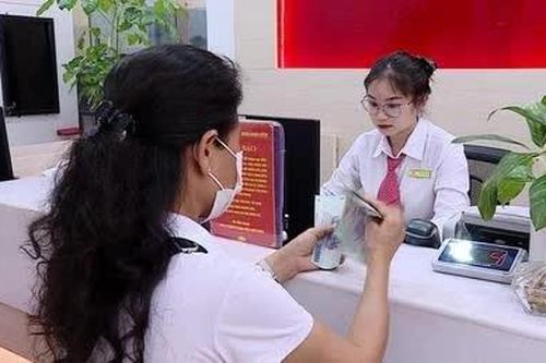 Người dân gửi tiền vào ngân hàng tăng mạnh