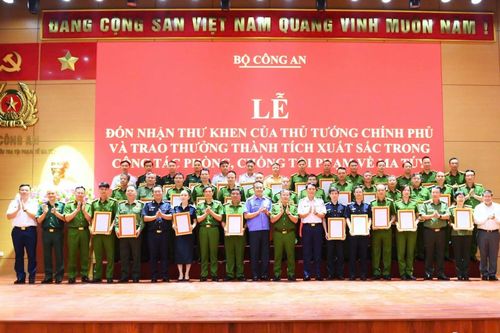 Trao thưởng các tập thể có thành tích xuất sắc đấu tranh với tội phạm ma túy