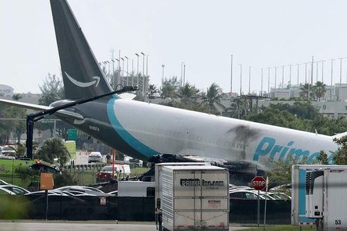 Máy bay trượt khỏi đường băng, đâm vào nhiều phương tiện khiến 5 người tử vong