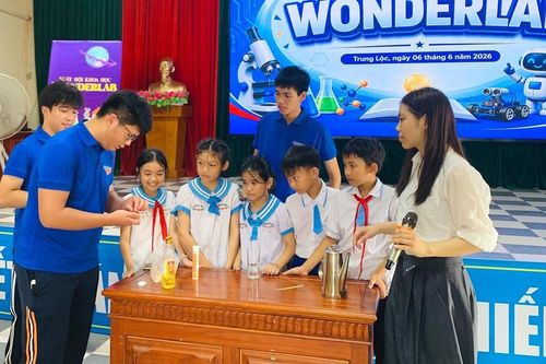 Nhóm học sinh trường chuyên Hà Nội đưa khoa học đến gần trẻ em Nghệ An
