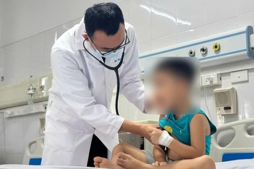 Bé trai 4 tuổi sốt cao tới 40°C, phát hiện nhiễm Adenovirus