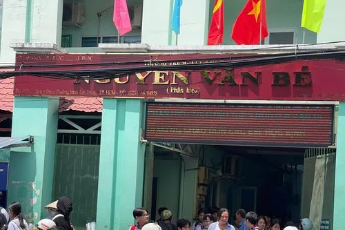 Phụ huynh đón con giữa trưa vì chưa có lớp bán trú