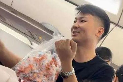 Đưa con trai 8 tháng tuổi lên máy bay, người cha có hành động gây xôn xao