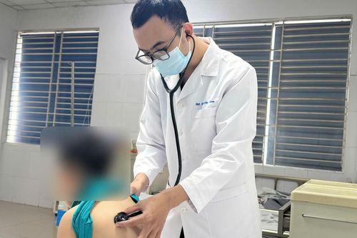 Bé trai 4 tuổi sốt cao khó kiểm soát, phát hiện nhiễm Adenovirus