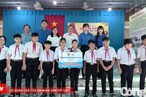 Chi đoàn TAND khu vực 10 – An Giang trao tặng thẻ bảo hiểm y tế cho học sinh có hoàn cảnh khó khăn