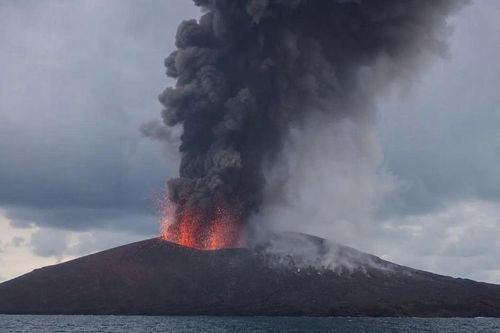 Nhiều sân bay Indonesia đóng cửa vì núi lửa phun trào