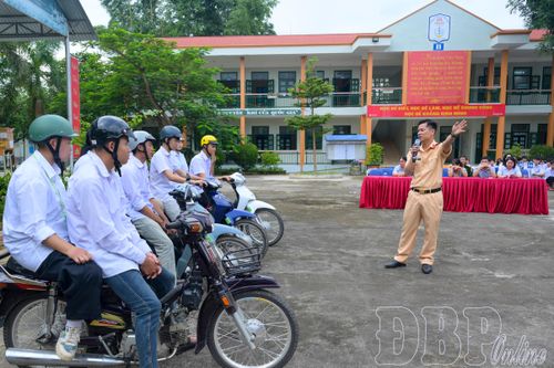 Tuyên truyền luật trật tự, an toàn giao thông tại Trường THPT Thanh Nưa