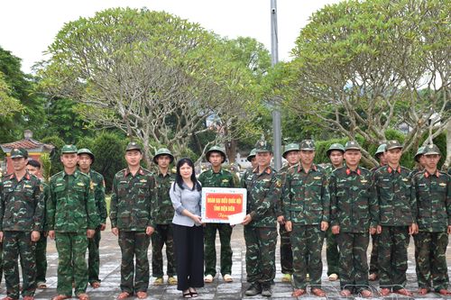 Thăm, tặng quà lực lượng thực hiện Chiến dịch 500 ngày đêm