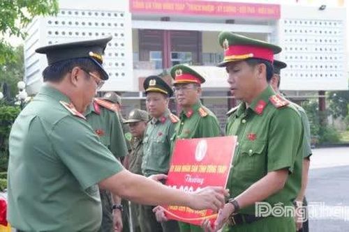 Khen thưởng đột xuất tập thể, cá nhân có thành tích xuất sắc trong đấu tranh phòng, chống tội phạm