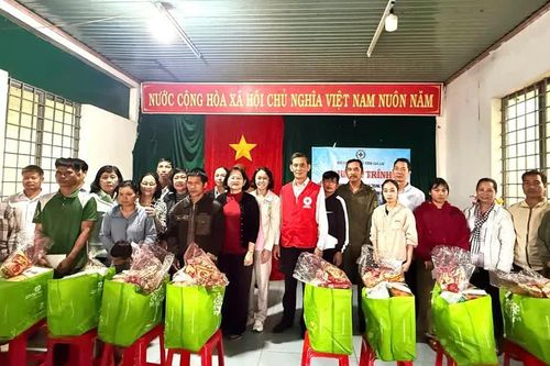 Trao 100 suất quà cho hộ nghèo, cận nghèo xã Chư Prông