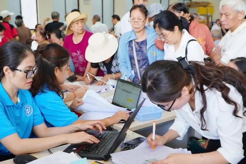 Đủ tuổi nghỉ hưu nhưng đóng BHXH chưa đủ 15 năm: Có thể nhận tiền hằng tháng thế nào?