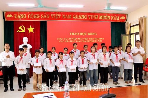 Trao quà cho học sinh trên địa bàn xã Pa Tần